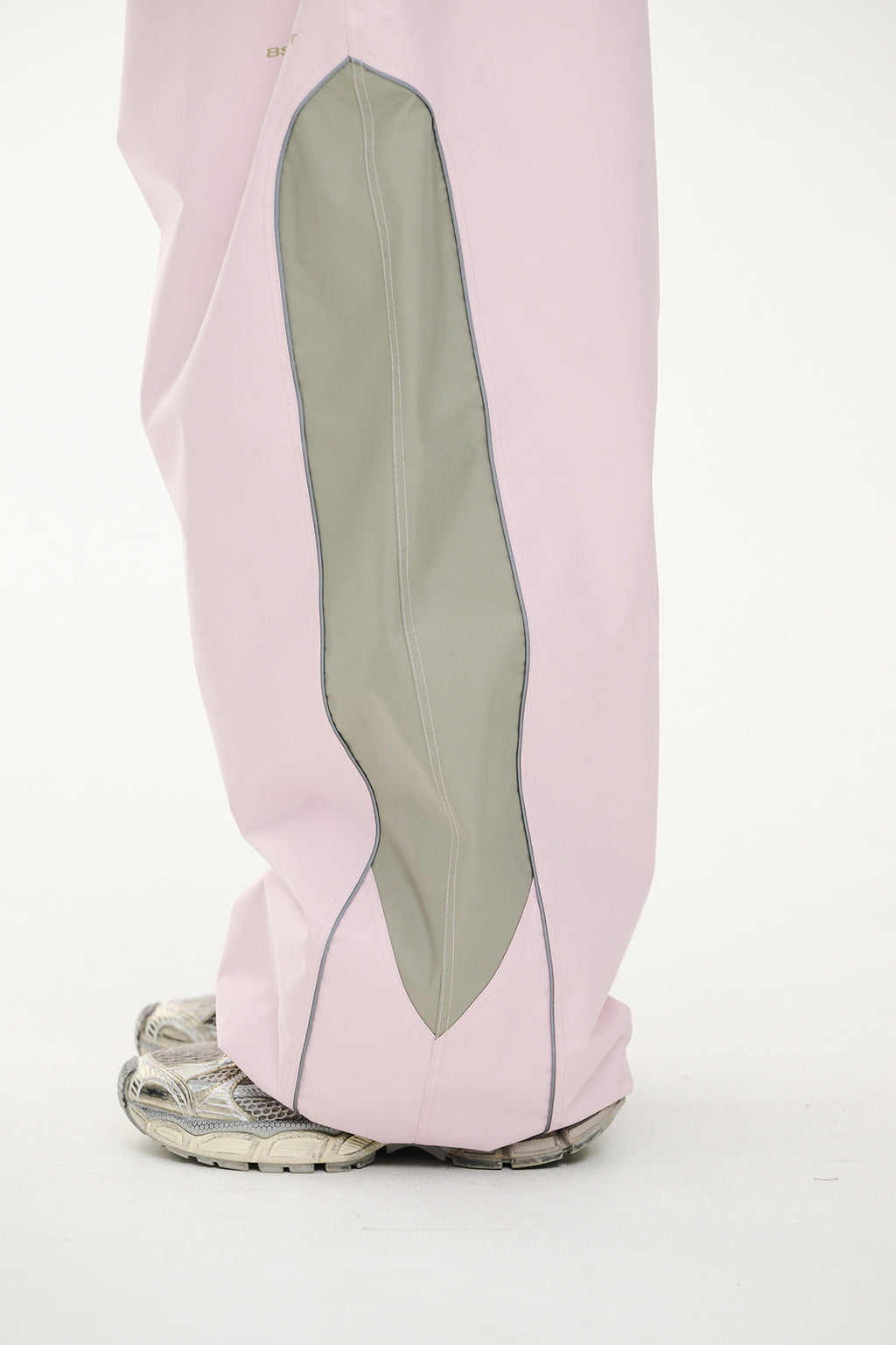 LIGHT WEIGHT REFLECTIVE LINE SUPER WIDE JOGGER PANTS BABY PINK